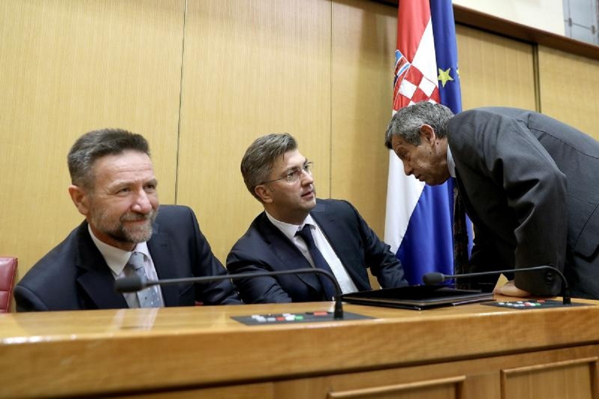 Dok Sabor raspravlja o povjerenju ministru obrazovanja, srednjoškolci sve promatraju s galerije