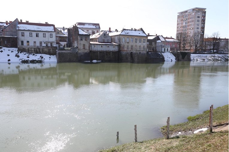 Krstičević u Karlovac poslao 100 vojnika da brane "narod" od poplava