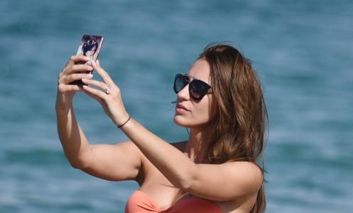 FOTO Seksi brineta u Vodicama pozirala u bikiniju pa ukrala svu pozornost na plaži