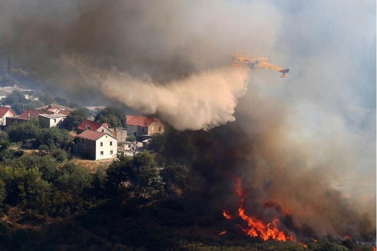 VIDEO, FOTO Vatrogasac ozlijeđen u požaru kod Klisa, gori između Šibenika i Vodica