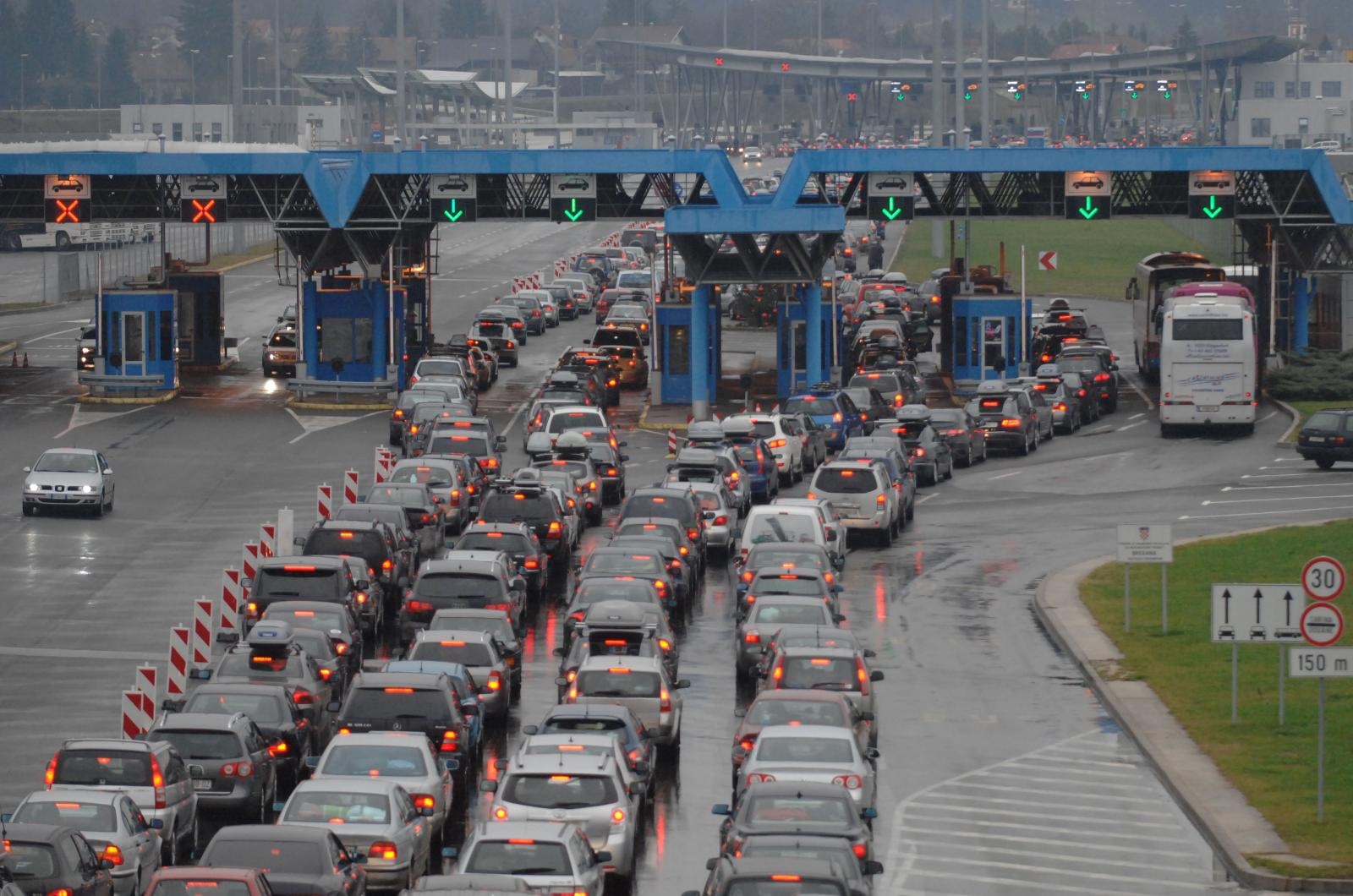 Na Bregani kolona od 19 kilometara, čeka se satima jer Slovenci vrše pojačani nadzor
