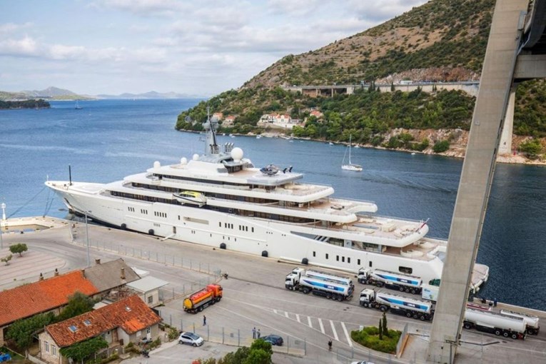 FOTO Abramovič u Dubrovniku natankao milijun eura nafte u svoju divovsku jahtu
