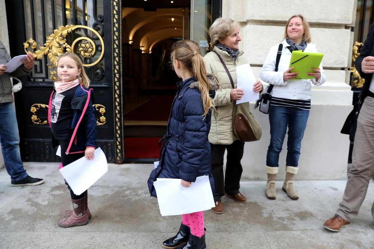 Aktivisti pred saborom dijelili letke protiv gradnje pogona asfaltne baze u selu kod Zagreba