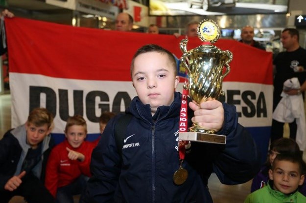 Mateo, mali judaš s Downovim sindromom vratio se kući s europskom broncom