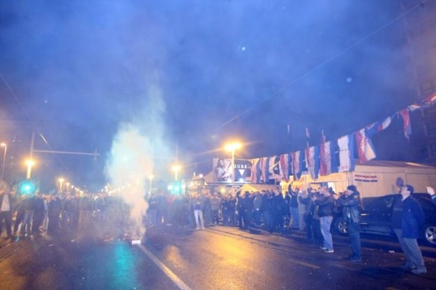 Pogledajte video: Šatoraši blokirali Savsku i vatrometom proslavili Kolindinu pobjedu