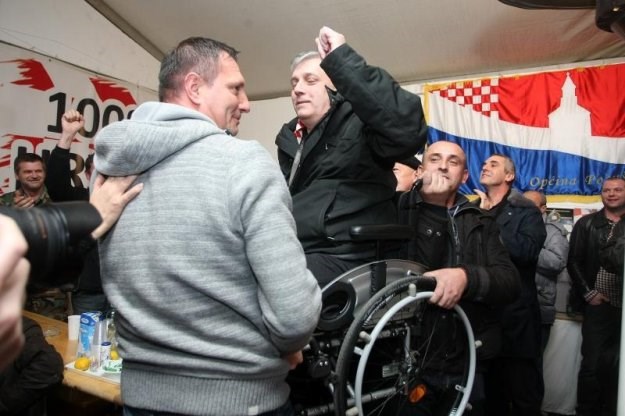 Glogoški: Policija će ukloniti šator; Matić: U podrumu držimo srpske specijalce naoružane do zuba
