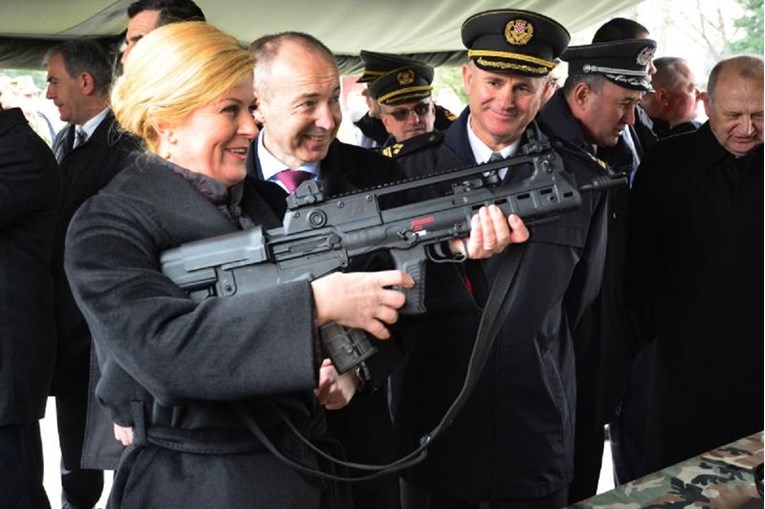 FOTO Jakove, izdrži: Kolinda u vojarni s puškom u ruci i osmijehom na licu