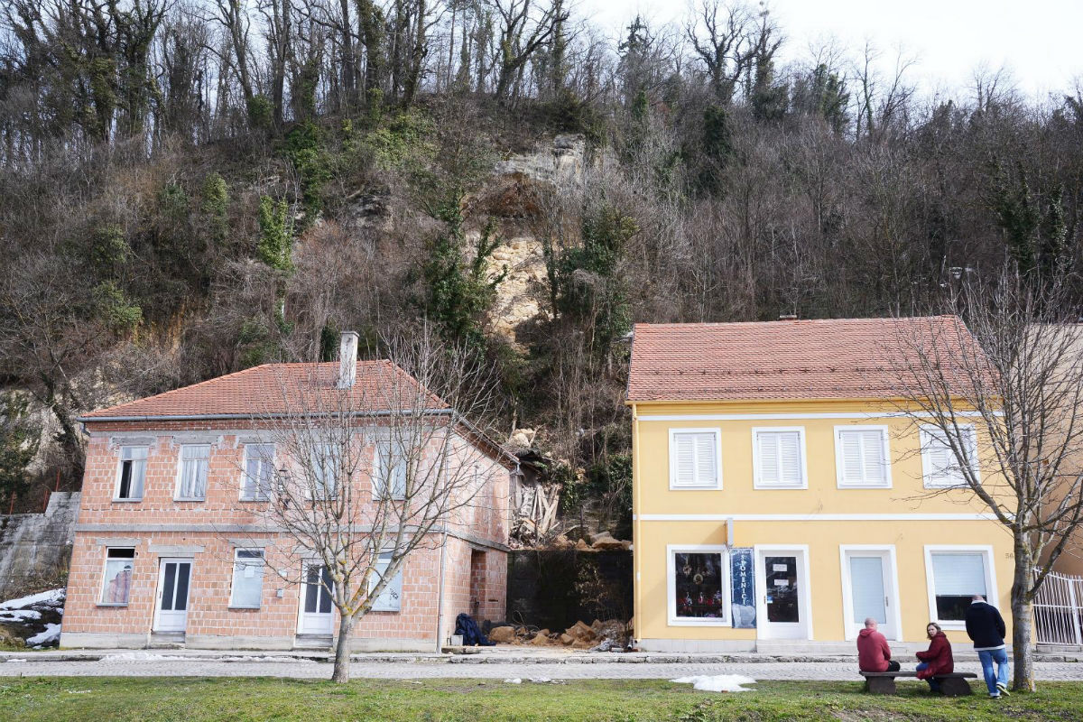 FOTO Komad stijene se odlomio i pao na kuće u Hrvatskoj Kostajnici, prijete novi odroni, ali i poplava