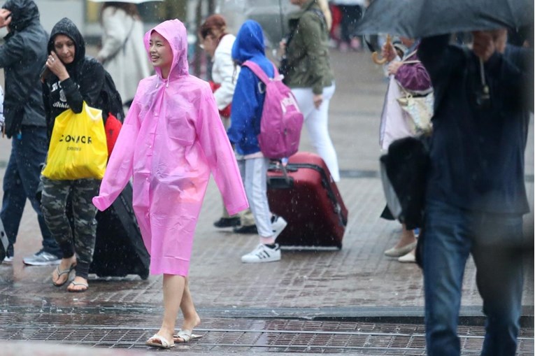 FOTO U Zagrebu se na sve načine štitilo od kiše