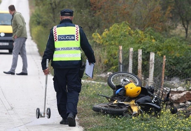 Od ozljeda nakon nesreće umro šibenski poštar, vozio se bez kacige kad ga je pogodio auto