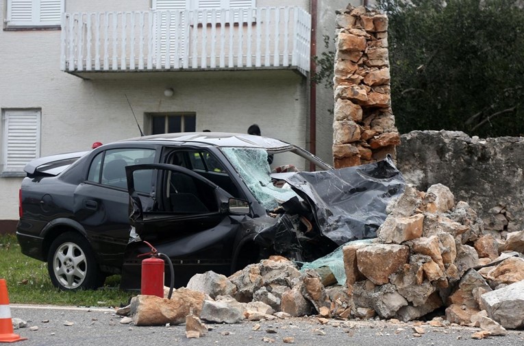 Vozač preminuo na mjestu događaja nakon izlijetanja auta s magistrale kraj Šibenika