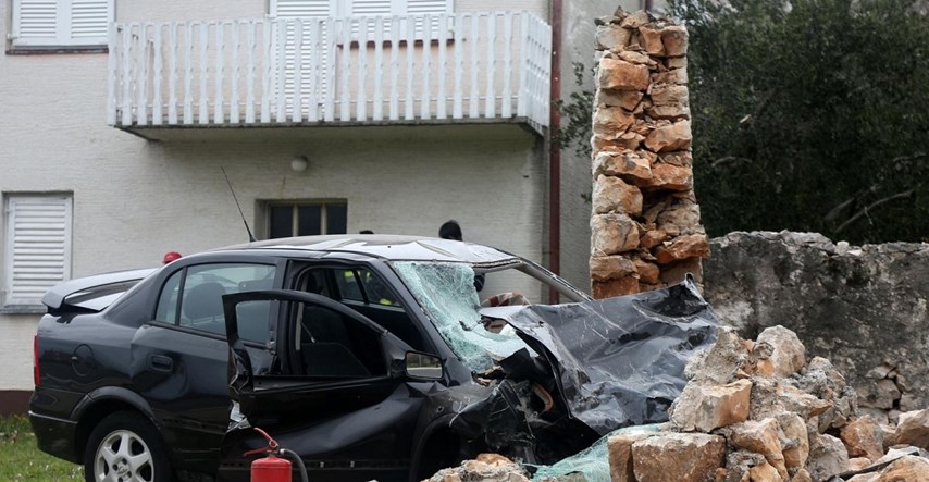 Vozač preminuo na mjestu događaja nakon izlijetanja auta s magistrale kraj Šibenika