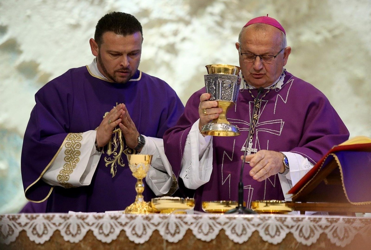 Vojni ordinarij brani pijanog svećenika i vojnike, kaže da su pili ali da se nisu napili