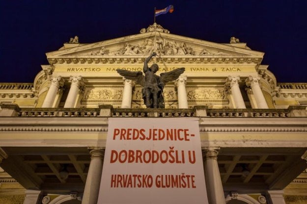 Transparentom na zgradi HNK u Rijeci Frljić "pozdravio" predsjednicu Kolindu