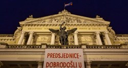 Transparentom na zgradi HNK u Rijeci Frljić "pozdravio" predsjednicu Kolindu