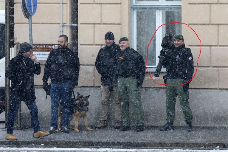 FOTO Pogledajte kakvom puškom policija čuva Vučića na Markovu trgu