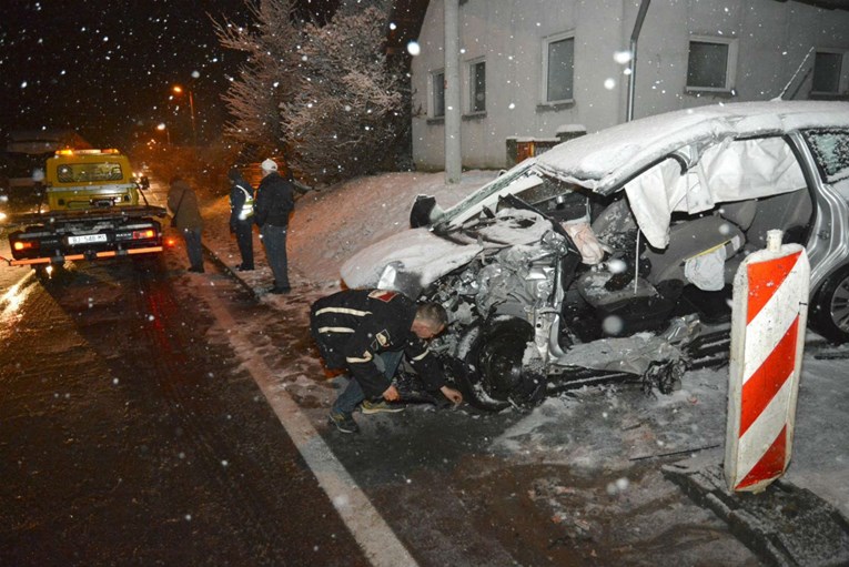 FOTO Strašna nesreća u Bjelovaru, auto se izravno sudario sa šleperom, potpuno je uništen