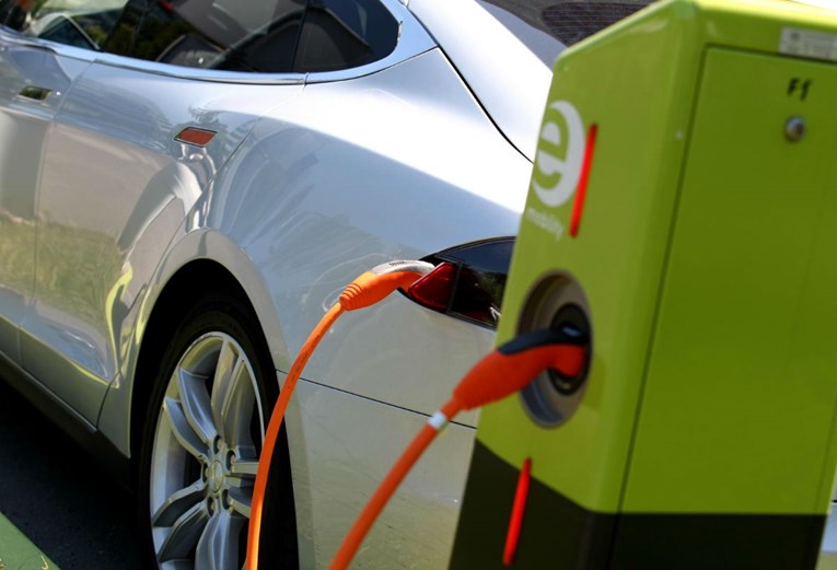 Od srijede kreću poticaji: Država daje do 40% cijene električnog automobila ili hibrida