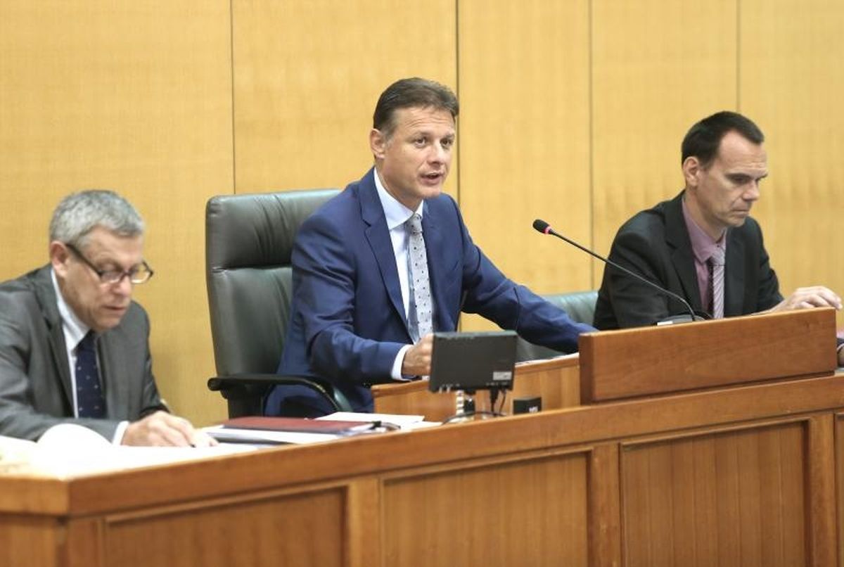 BURNO U SABORU "Marić je tvrdio da je u Agrokoru sve u redu, a onda je država hitno reagirala"