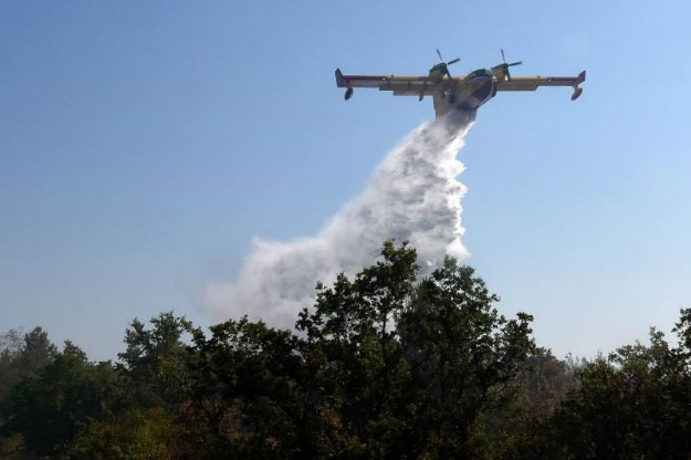 Gori u Istri: Kanaderi gase požare kraj Pule, na terenu preko 100 vatrogasaca