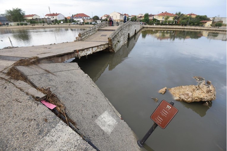 PROCJENJUJE SE ŠTETA U Ninu i dalje nema vode, potopljene na stotine objekata