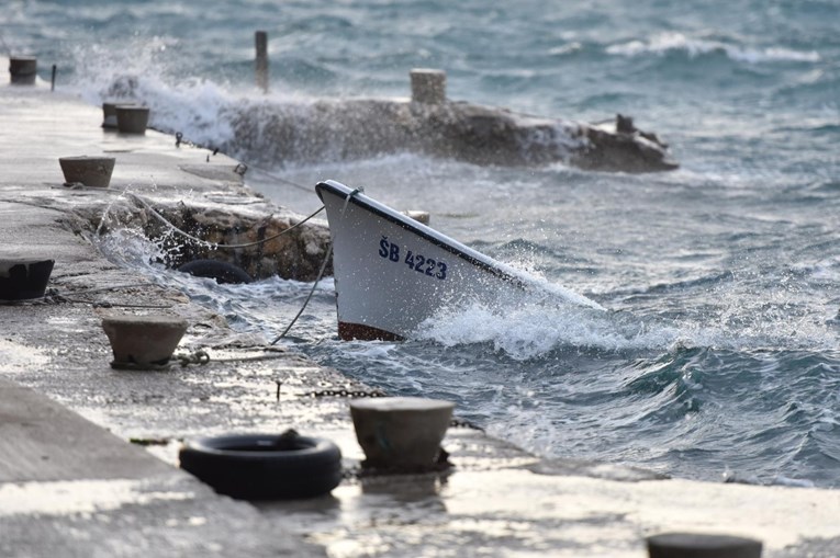 FOTO, VIDEO Olujno jugo kraj Šibenika potopilo brodice