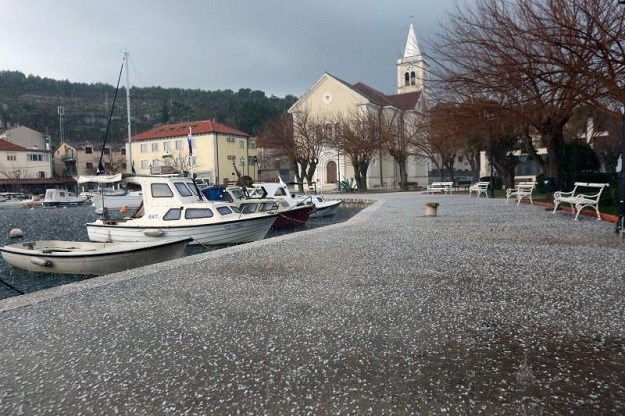 Zima stigla u Dalmaciju: Pijavice na otocima, tuča od Zadra do Konavala, gorje zabijelio snijeg