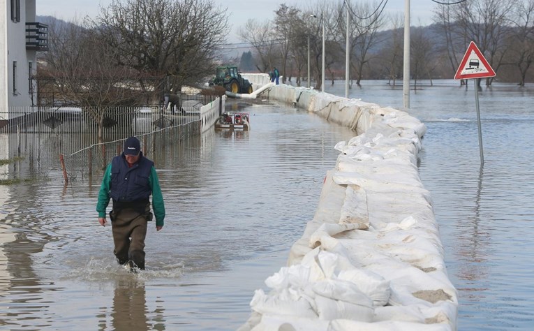 U Karlovcu se pripremaju za kišni vikend, dijele se dodatne vreće pijeska za obranu od poplava