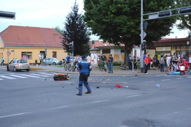 Teška nesreća u Bjelovaru: U sudaru motora i automobila motorist katapultiran na pješakinje
