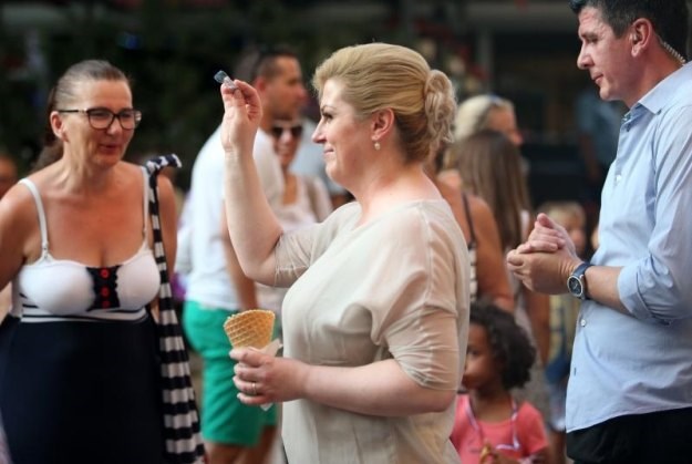 Ovo već postaje gadljivo: Slikajte me, ja sam Kolinda