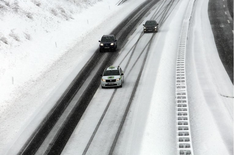 Upozorenje iz HAK-a: Snijeg otežava promet, na nekim dionicama zastala vozila bez zimske opreme