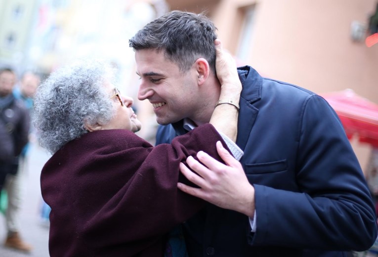 FOTO Oduševljena bakica bacila se u naručje Davoru Bernardiću, njegov izraz lica govori sve