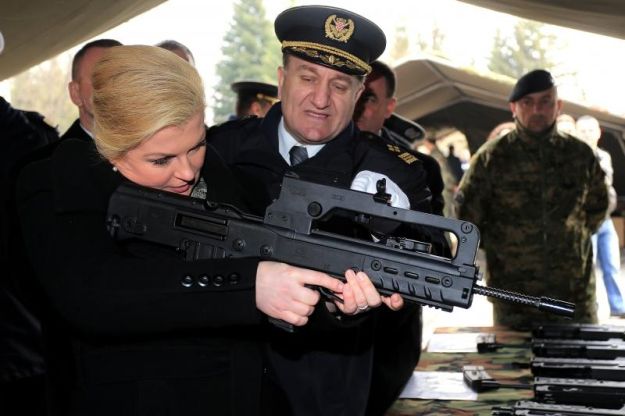Kolinda čvrsto i sigurno primila pušku u ruke, naciljala pa otišla kod biskupa