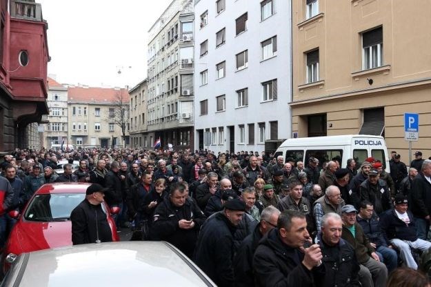 Prijetnja državnim udarom: Šatordžije se postrojili pred Milanovićevim stanom