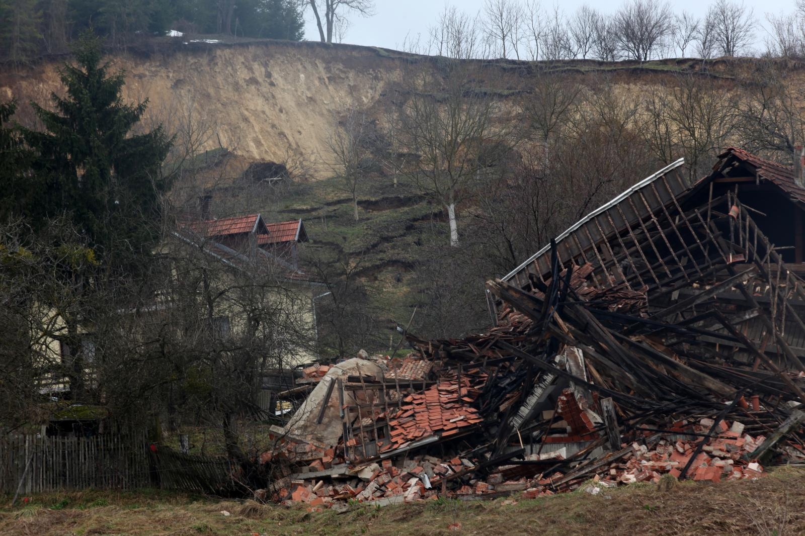 Zbog klizišta se pregledava zgrada škole u Hrvatskoj Kostajnici, učenici poslani kućama