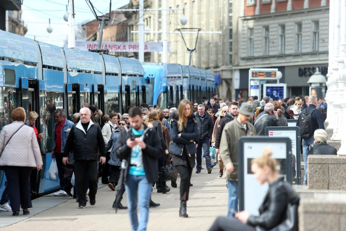U prekidu tramvajske linije zapadno od Trga bana Jelačića