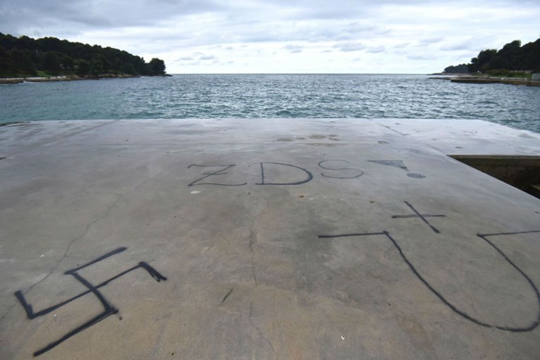 FOTO Gradska plaža u Puli osvanula prepuna nacističkih grafita