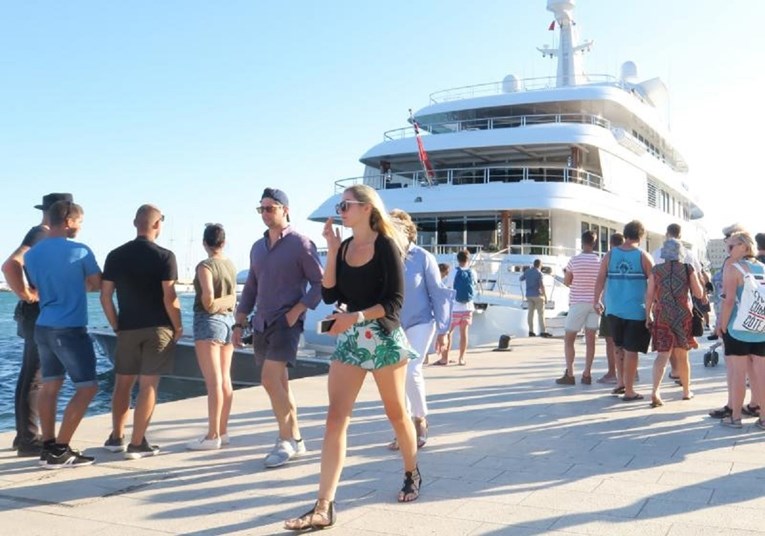 FOTO Američki milijarder ljetuje u Hrvatskoj, luksuznom jahtom i atraktivnom snahom privlači poglede