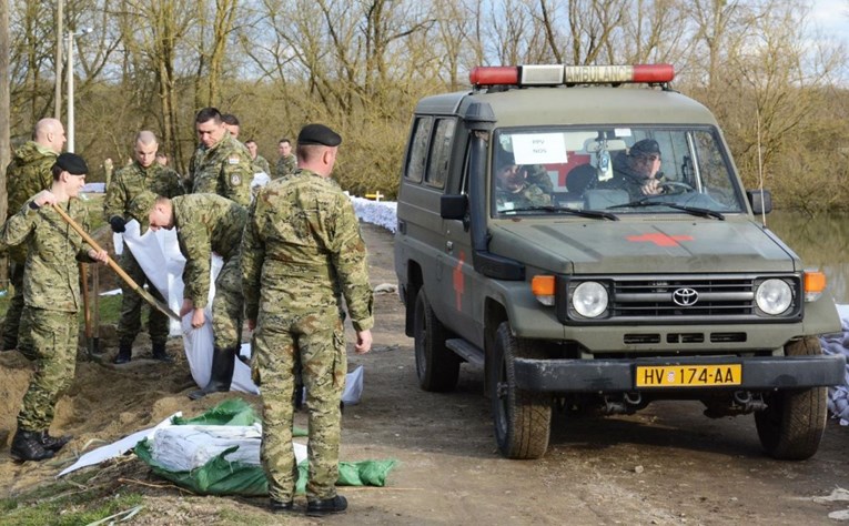 Na poplavljenom području kod Jasenovca je 16, a u pripravnosti još 105 vojnika