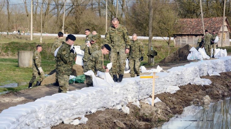 Vojnici u Jasenovcu grade nasipe za obranu od poplava