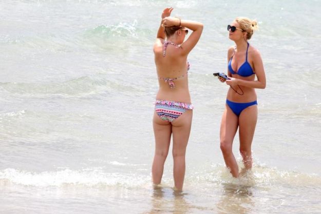 FOTO Ljepotice u badićima preplavile Split, ni bura ih ne ometa u tulumarenju