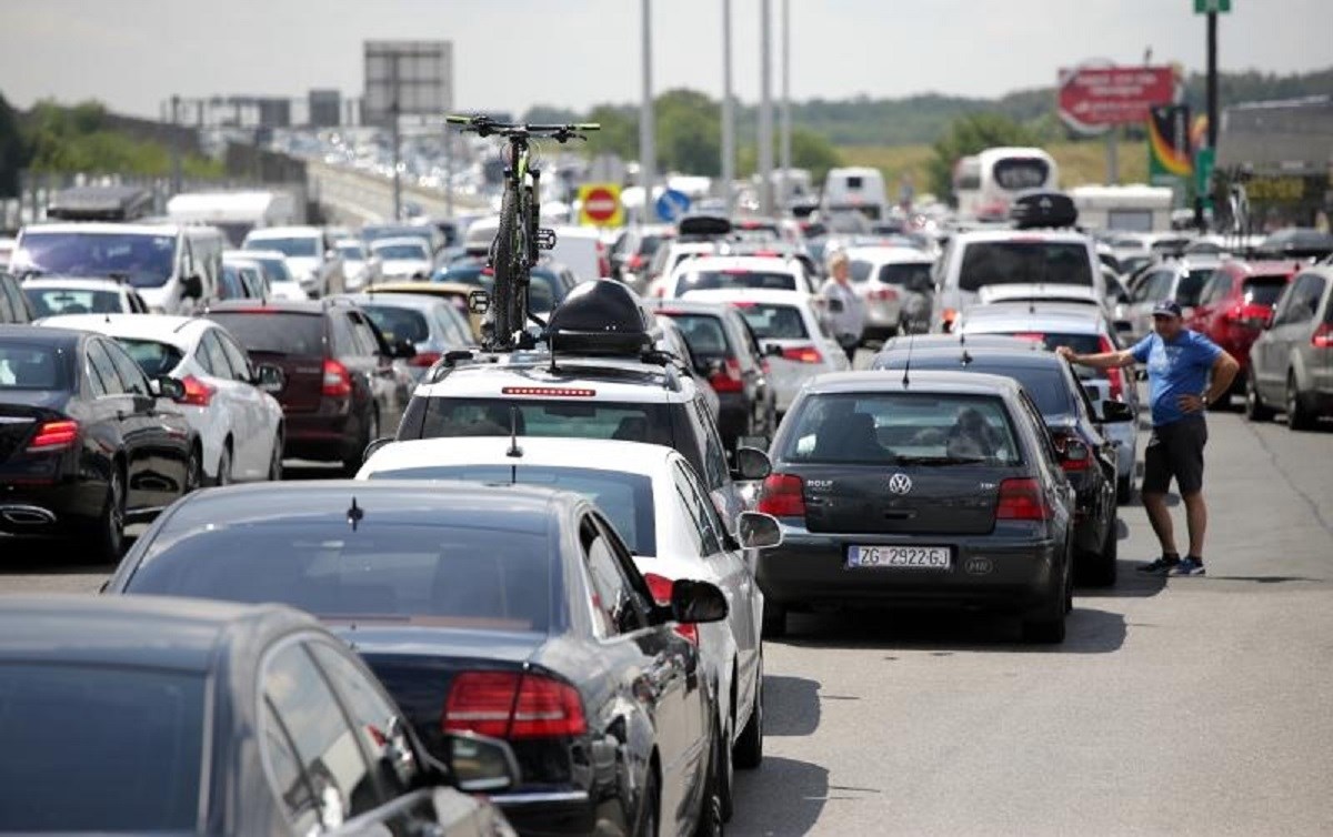 OGROMNE GUŽVE OD RANOG JUTRA Zbog nesreće kaos na A1, na Lučkom kolona od 11 kilometara