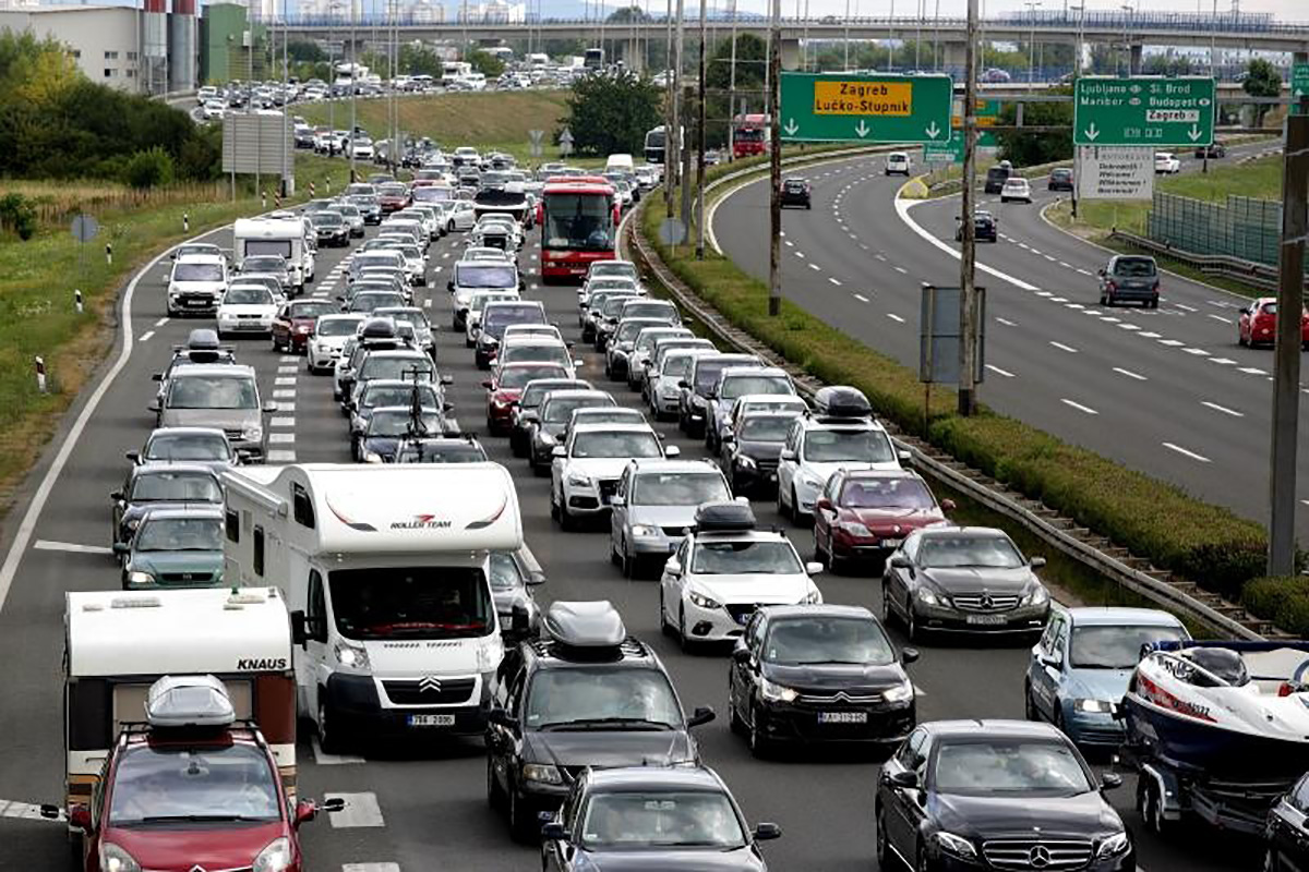KOLONA DUGA 4 KM NA A1 Počele gužve na cestama prema moru, budite strpljivi i oprezni