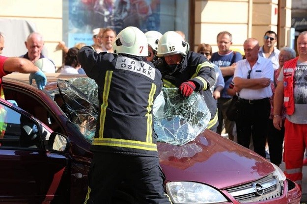 Policija objavila detalje i otkrila uzrok nesreće u Osijeku: Trudnica koja je vozila teško je ozlijeđena