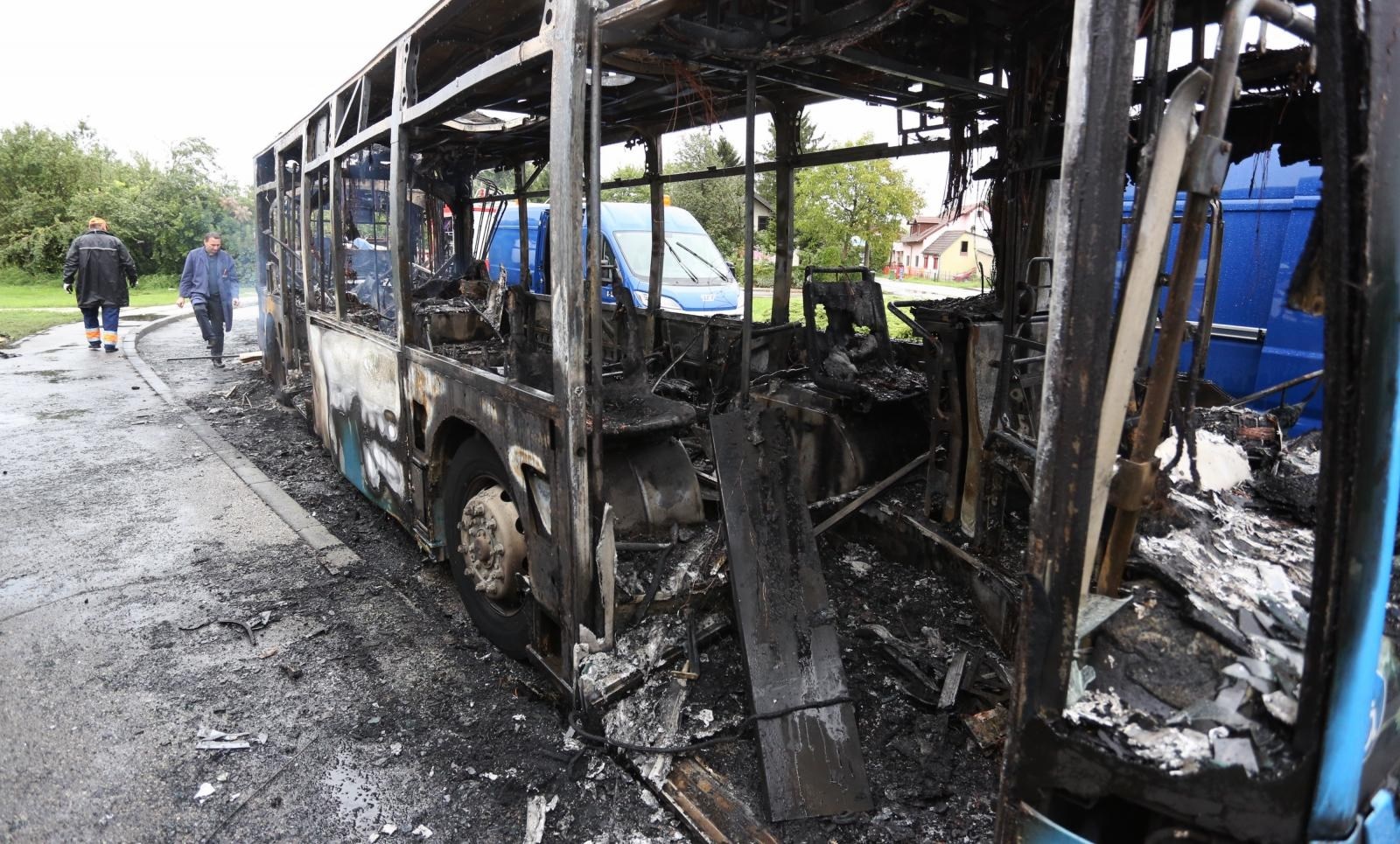 VIDEO Zapalio se autobus ZET-a, izgorio je u potpunosti