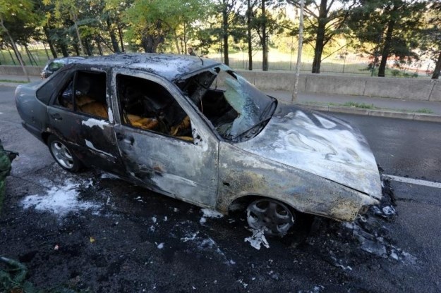FOTO Fiat se zapalio u vožnji kod Rijeke, vozač u panici pobjegao iz automobila