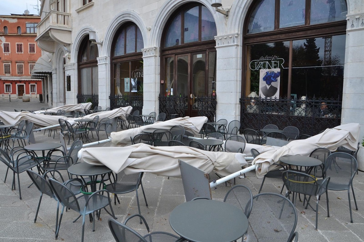 FOTO Orkanska bura ne posustaje, pogledajte prizore iz Pule
