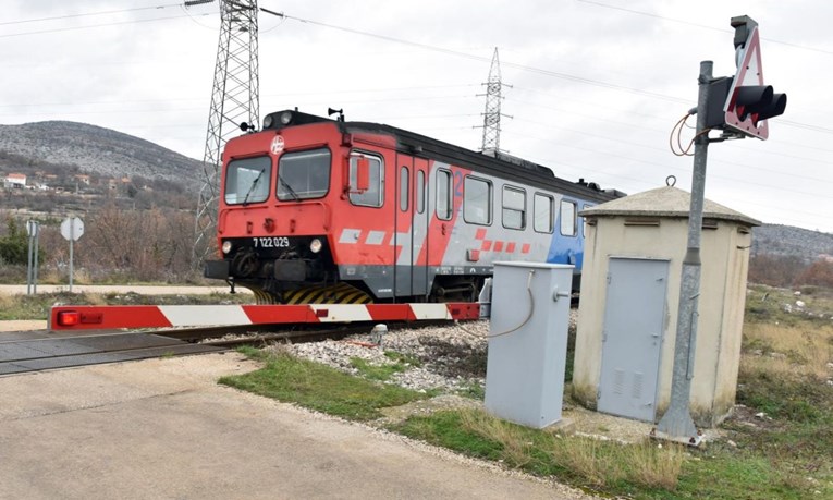 Vlak u Istri naletio na izgorjeli auto, policija traži vozača