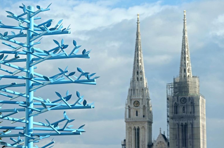 FOTO U Zagrebu "niknulo" Plavo stablo, nakon što je iščupano u Splitu zbog Todorića