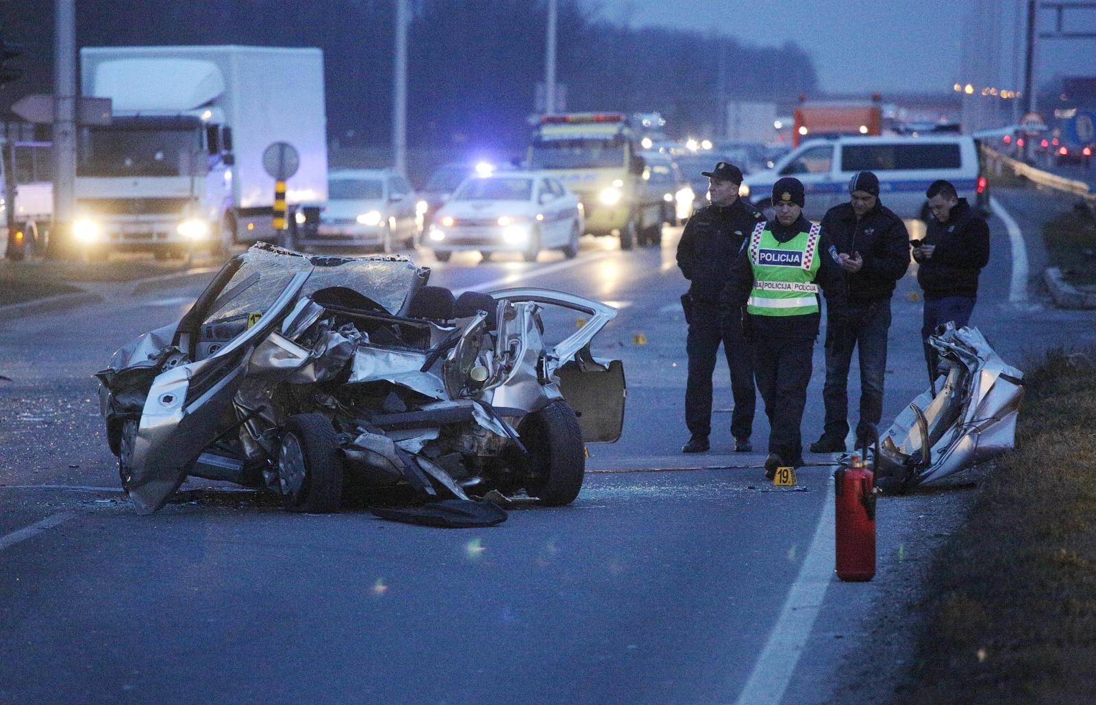 Policija otkrila detalje nesreće, mlada žena čekala je zeleno na semaforu kad se u njen auto zabio kombi i ubio je